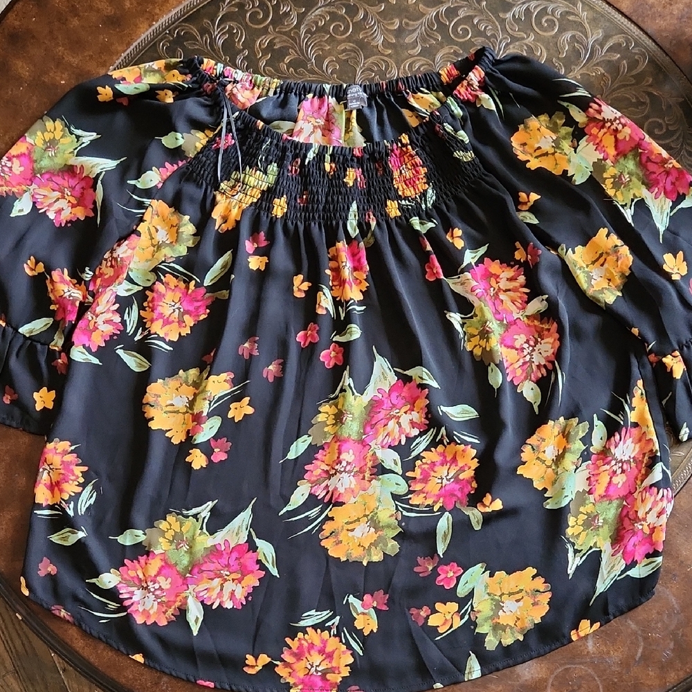 Ninety Clothing Co. Black Floral Blouse Sz Med